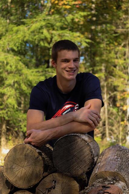 Davis-Vinnedge-Senior-Photo.jpg